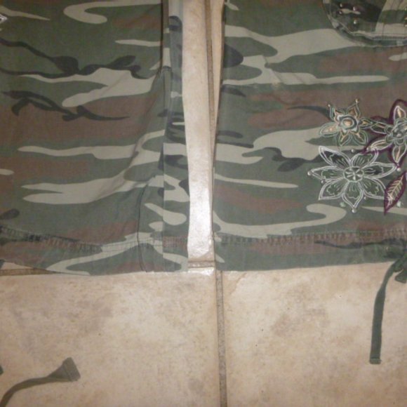 COPY - BB JEANS  Brand  Capri  Camo  Pants  Size M  New Cropped - Picture 3 of 6